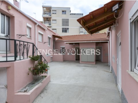 Vila em Sacavém com 12 Apartamentos Excelente Oportunidade de Investimento