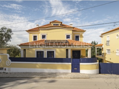 Moradia Única com 10 assoalhadas | Piscina interior aquecida | Vista e tranquilidade sobre o Castelo de Palmela