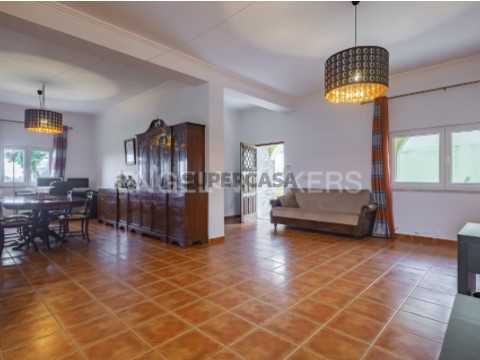 Moradia T5+1 em Porto Salvo: Espaço, Versatilidade e Exclusividade