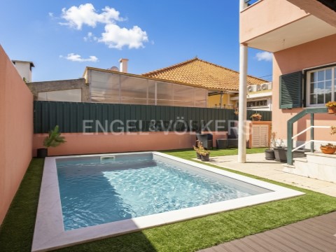 Moradia T5 com piscina em Sobreda de Caparica