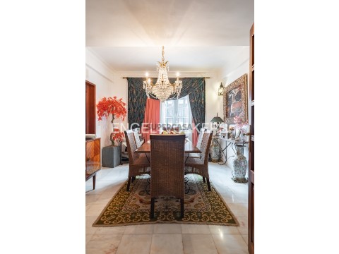 Elegante Moradia T4 com Jardim Privativo no Bairro da Encarnação