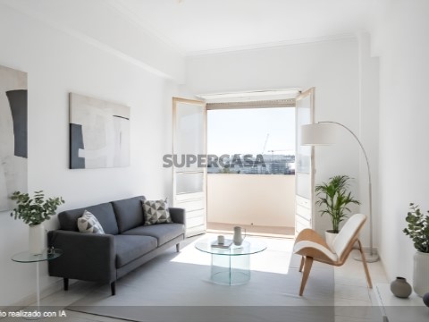 T2 em Benfica para Remodelação com Vista Panorâmica sobre Lisboa