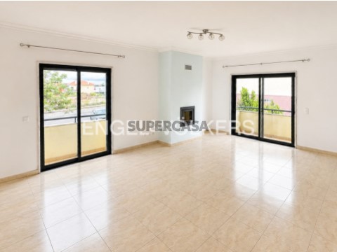 Espaçoso T4 em Porto Salvo