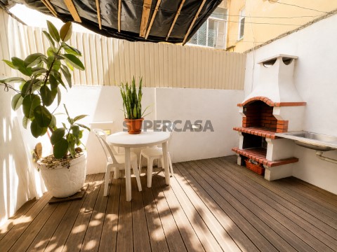 T1+2 Remodelado com Terraço e Churrasqueira | Penha de França