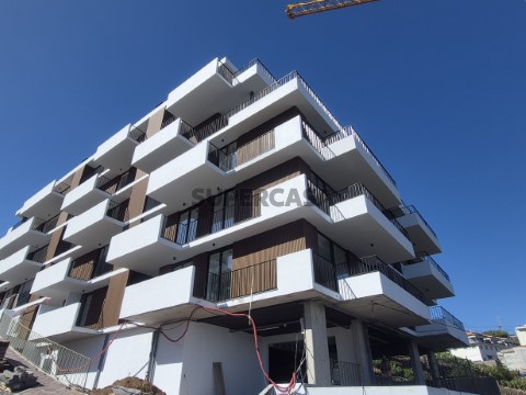 Apartamento T3 na Rua João Ricardo Ferreira César, Câmara de Lobos