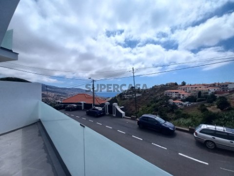 Moradia Geminada T3 Triplex em Caminho das Romeiras, Santo António