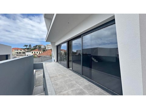 Moradia Geminada T3 Triplex em Caminho das Romeiras, Santo António