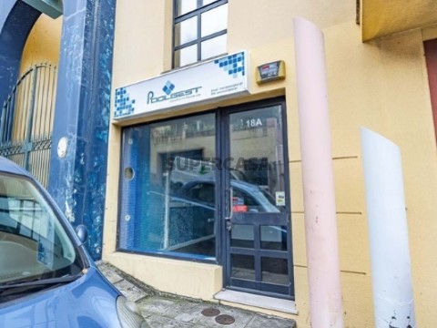 Comércio Rés-do-Chão em Caminho da Igreja, Santo António
