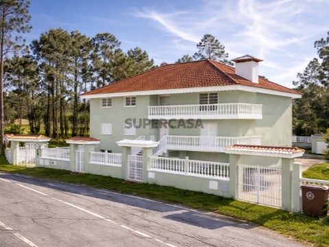 Casa mediterrânica em verde claro
