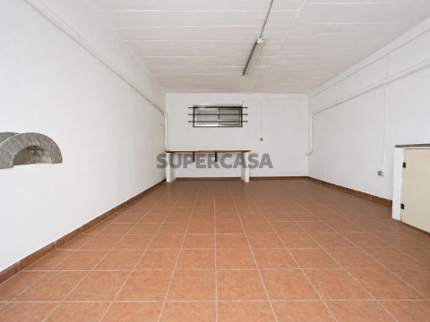 Garagem na Rua Alexandre Herculano, Nossa Senhora de Fátima