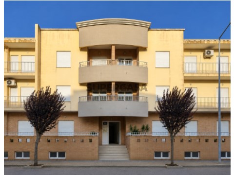 Apartamento T3 em Urbanização Parque Verde, Riachos