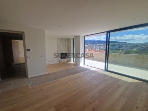 Apartamento T2 na Rua do Miradouro de Baixo, Creixomil