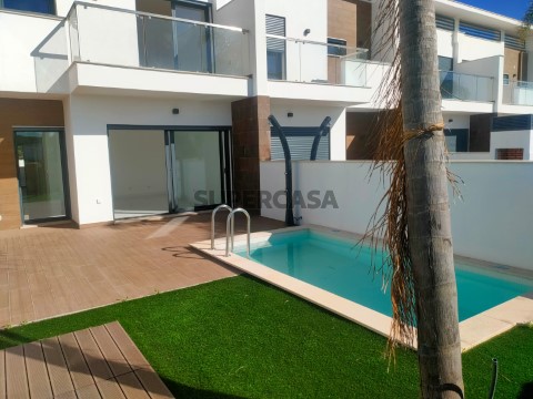 Moradia em banda T2+1, inserida em condomínio fechado em Albufeira