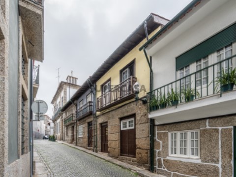 Prédio para Investimento composto por 3 T0 e 1 T1 | Rua Francisco Agra - Guimarães