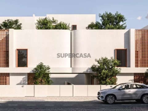 Moradia T4 em Mina de Água, Amadora