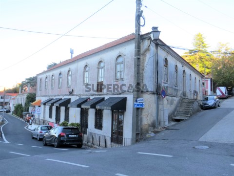 Building mixed-use central and with mountain view, Sintra