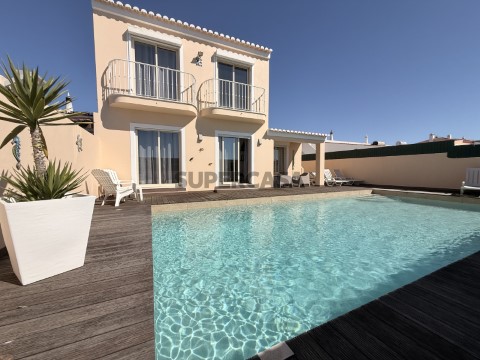 Fachada e piscina
