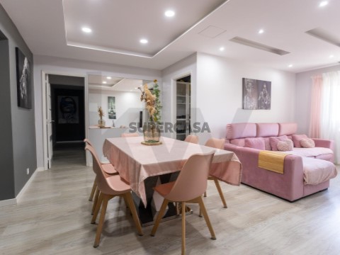 Apartamento T4 em Santo António da Charneca, Barreiro
