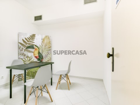 Joint sale of two offices operating as a MEDICAL CLINIC in ODIVELAS