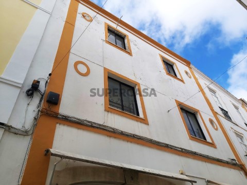 Oportunidade Única: Visite Agora Este Prédio Versátil no Centro Histórico de Elvas!