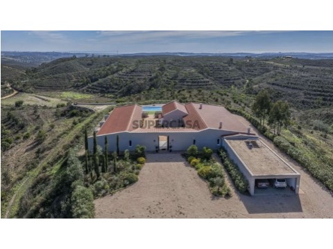 Moradia T5 com Piscina, Licença de Alojamento Local e Lago Natural - Inserida em terreno de 18,9 ha