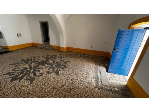 Prédio histórico no centro de Évora com elevado potencial de valorização