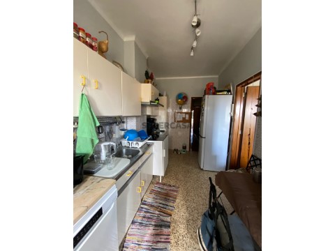 Apartamento T2 com varandas e arrecadação em Setúbal