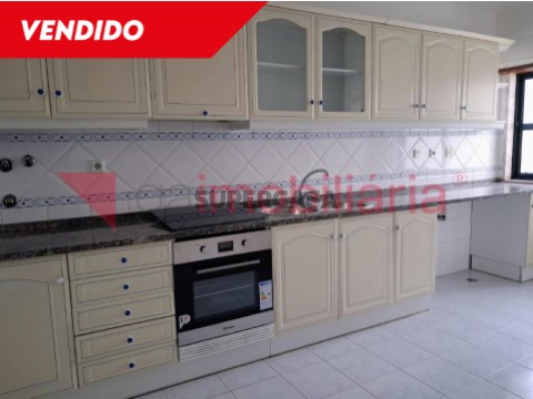 Apartamento T2+2 em Paredes, Alenquer