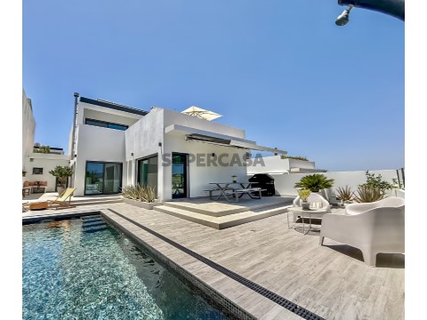 Moradia T4 Duplex na Rua 1º de Maio, Pechão