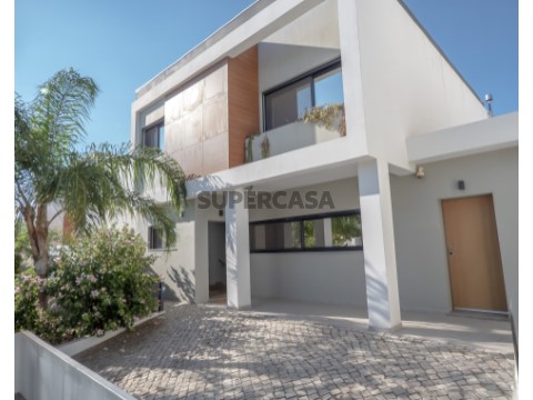 Moradia T4 Duplex na Rua 1º de Maio, Pechão