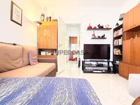 Apartamento T1 em Moscavide - 1º andar - Marquise e Pequeno Espaço Exterior