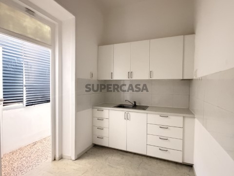 Apartamento T1 em Moscavide - Muita luz solar - Central