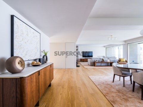 Fantástico apartamento T3 mobilado com requinte na avenida Duque Loulé junto à avenida da Liberdade em Lisboa