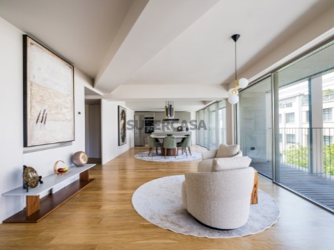 Fantástico apartamento T3 mobilado com requinte na avenida Duque Loulé junto à avenida da Liberdade em Lisboa