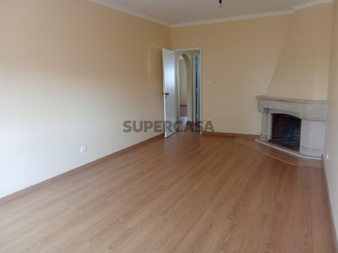 Apartamento T2+1 totalmente renovado localizado em São Domingos de Rana-Sala