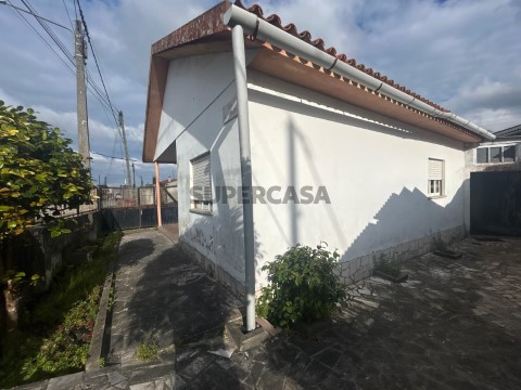 Moradia para remodelar - Marinha Grande - Albergaria