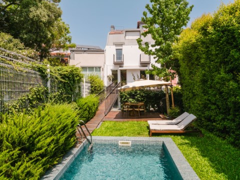 Apartamento duplex T4+1 com jardim e piscina na Lapa