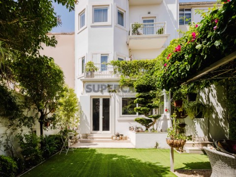 Elegante moradia com jardim, garagem e vista rio, na Lapa