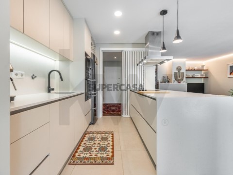 T3 Remodelado com Duas Garagens Box - Elegância Contemporânea em Matosinhos
