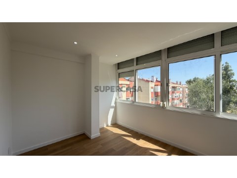 Apartamento T1+1 na Rua Rainha Dona Amélia, Odivelas