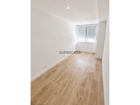 Apartamento T2 na Rua General Fernando Tamagnini, Águas Livres