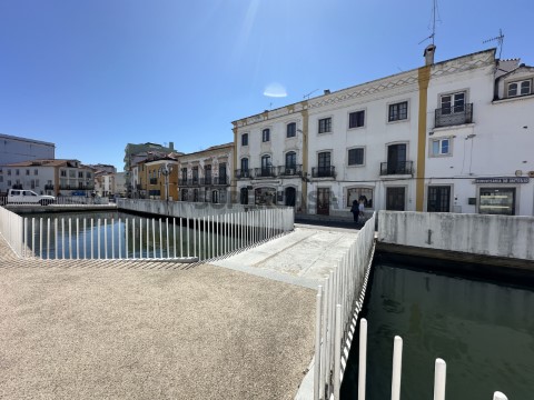 Casa com espaço comercial T8 Triplex na Rua de João Carlos Everard, São João Baptista e Santa Maria dos Olivais