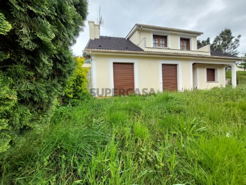 Moradia T3 em Travessa Cadeia Velha, Vila e Roussas