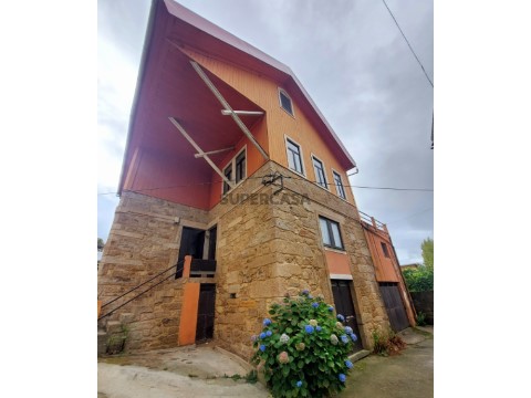 Moradia Geminada T5 Duplex em Largo do Pelicano, Vila e Roussas