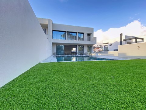 Moradia Geminada T3 Triplex em Barcarena, Oeiras