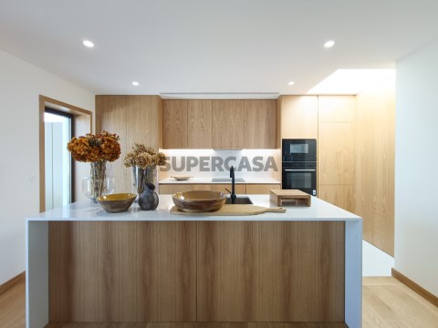 Appartement à vendre 2 chambres avec balcon et garage à côté de la Rua Santa Catarina à Porto