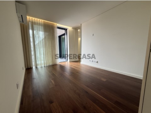 Arrendamento Apartamento T1 com varanda e garagem em Vila Nova de Gaia