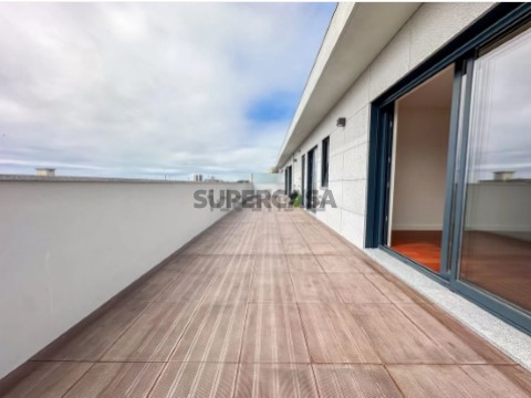 Apartamento T4 na Rua do Conselheiro Costa Braga, Matosinhos