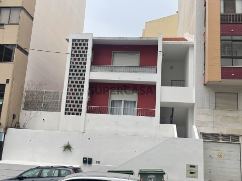 Prédio na Rua Liberdade, Almada, Cova da Piedade, Pragal e Cacilhas