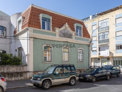 Prédio com 553m2 e páteo no Bairro Salgado